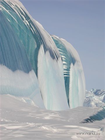 Замерзшее цунами (13 фото)
