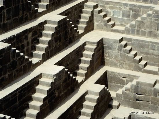 Колодец из лестниц в Чанд Баори (16 фото)
