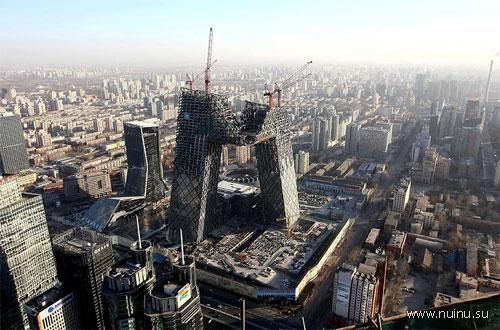 "Падающие" башни китайского телецентра (12 фото)