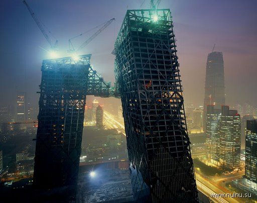 "Падающие" башни китайского телецентра (12 фото)